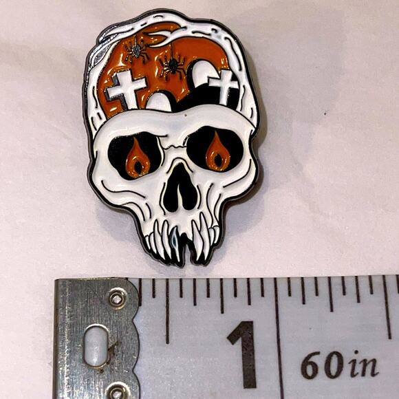Haunted Skull Spider Halloween Pin Brooch - Picture 1 of 1